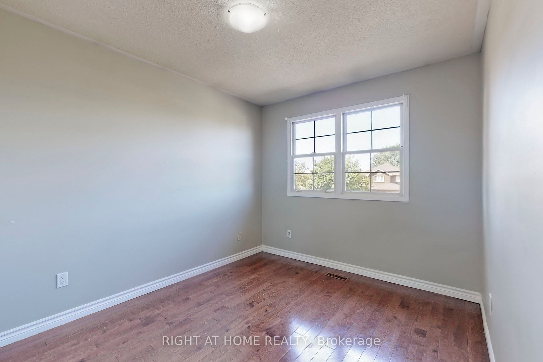 20 Sunforest Dr
