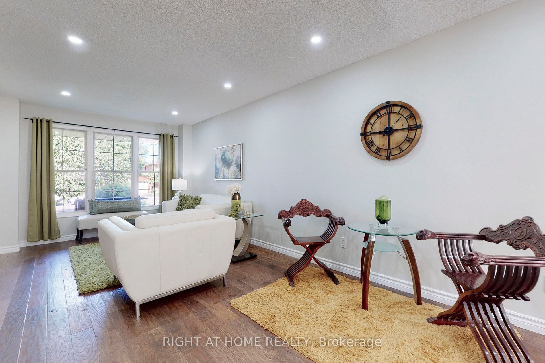 20 Sunforest Dr