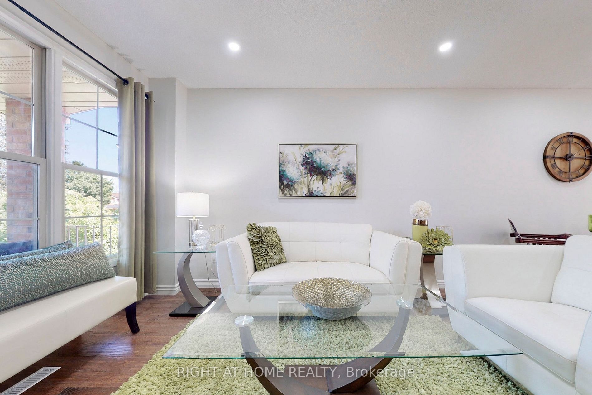 20 Sunforest Dr
