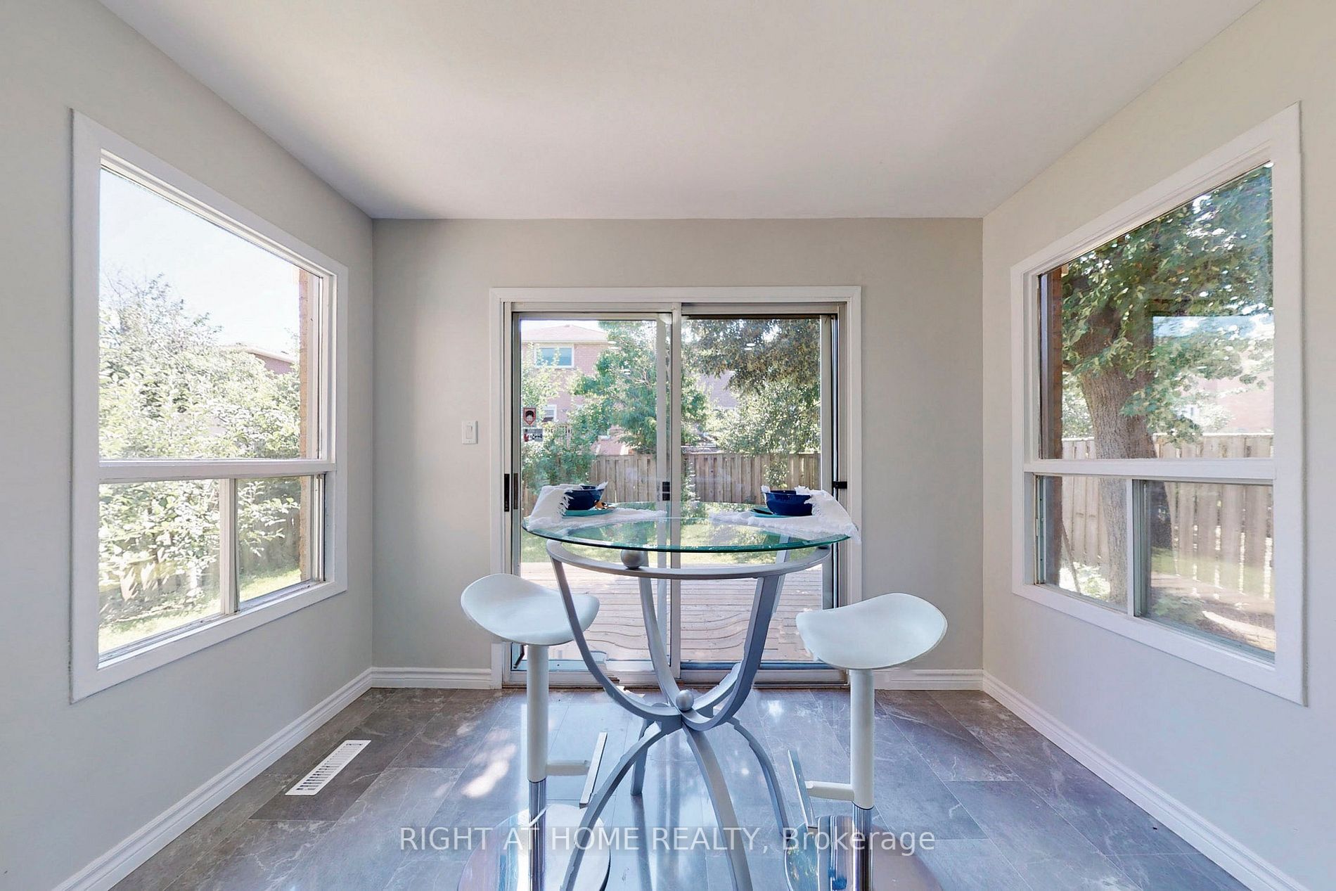 20 Sunforest Dr