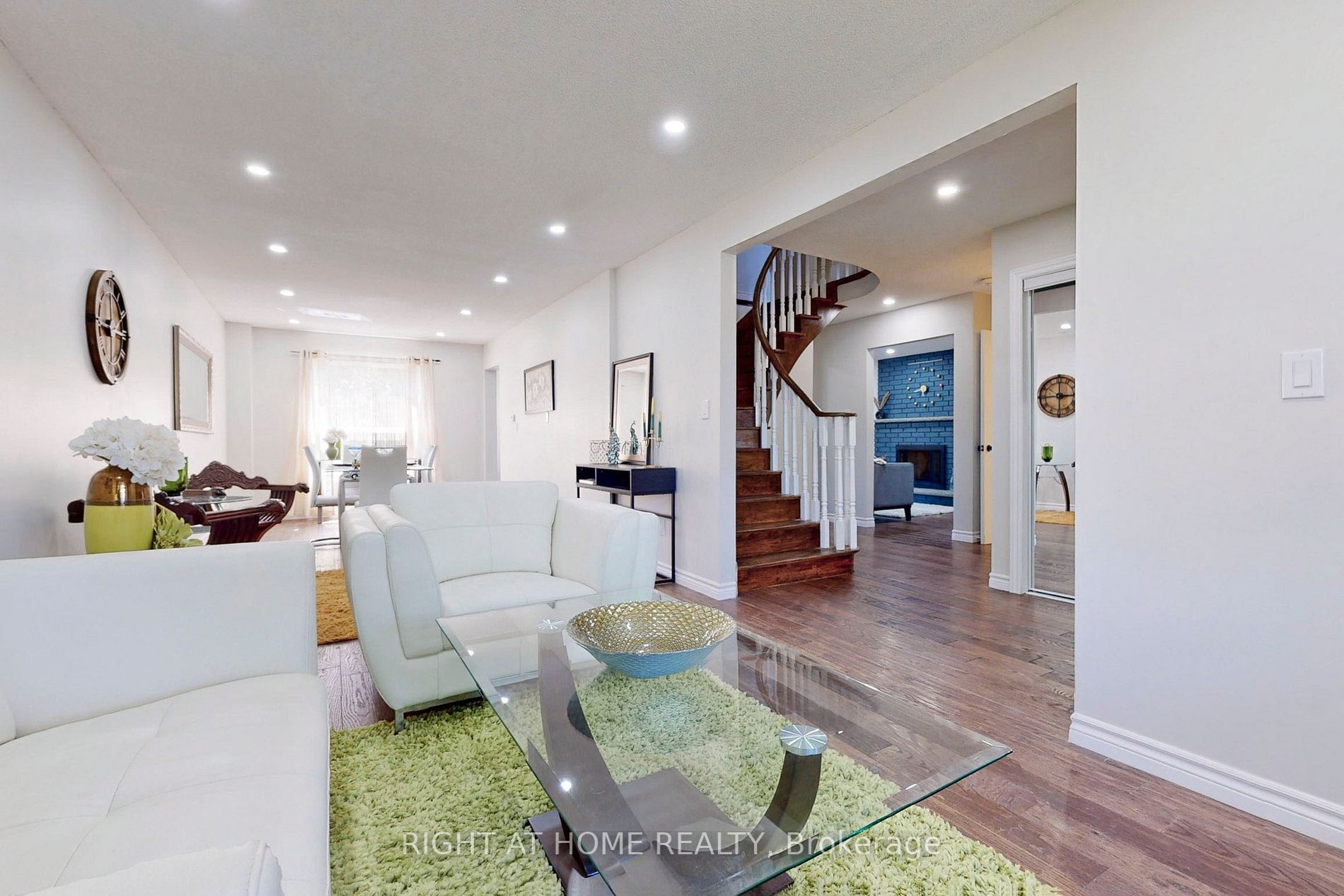 20 Sunforest Dr