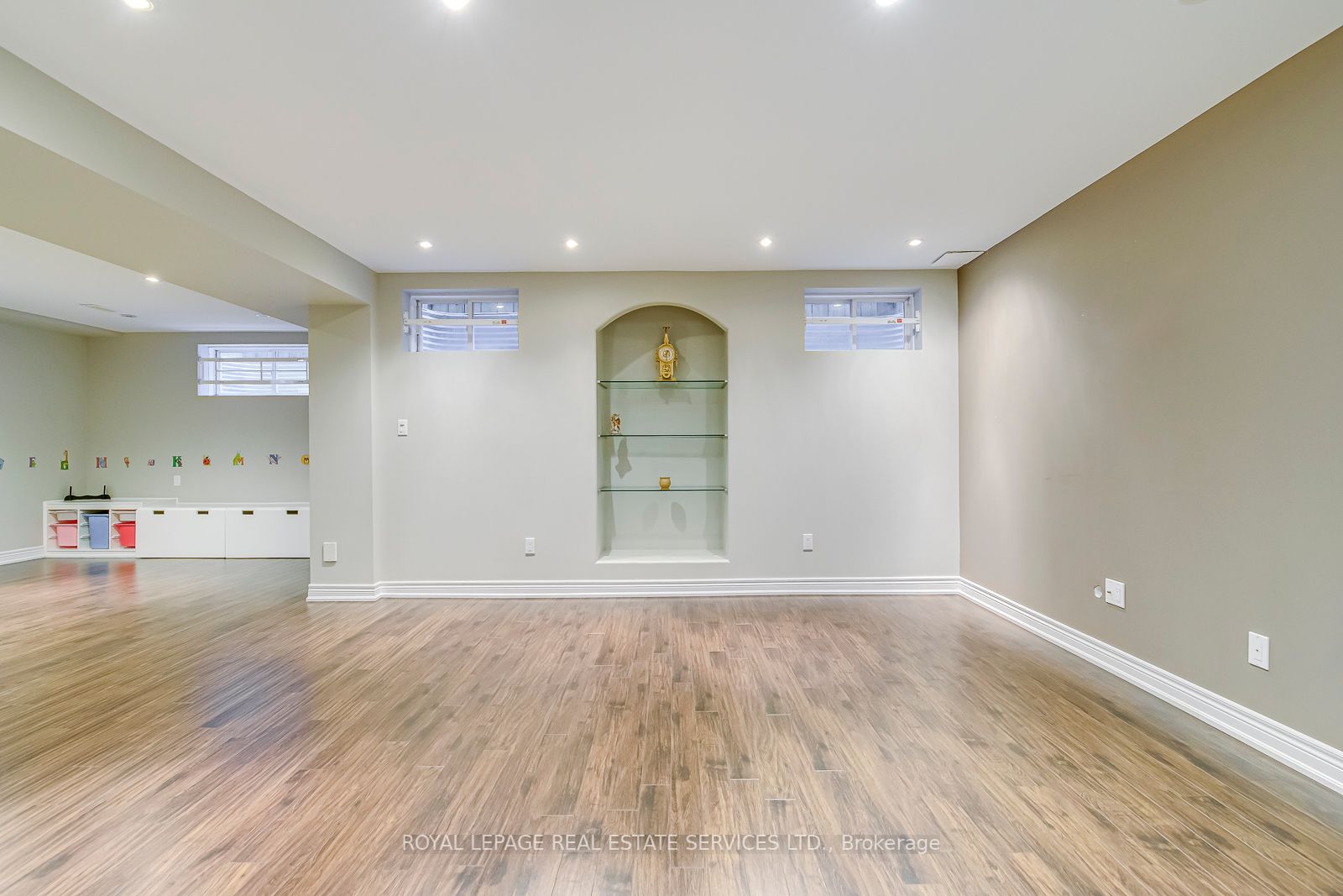 1152 Jezero Cres