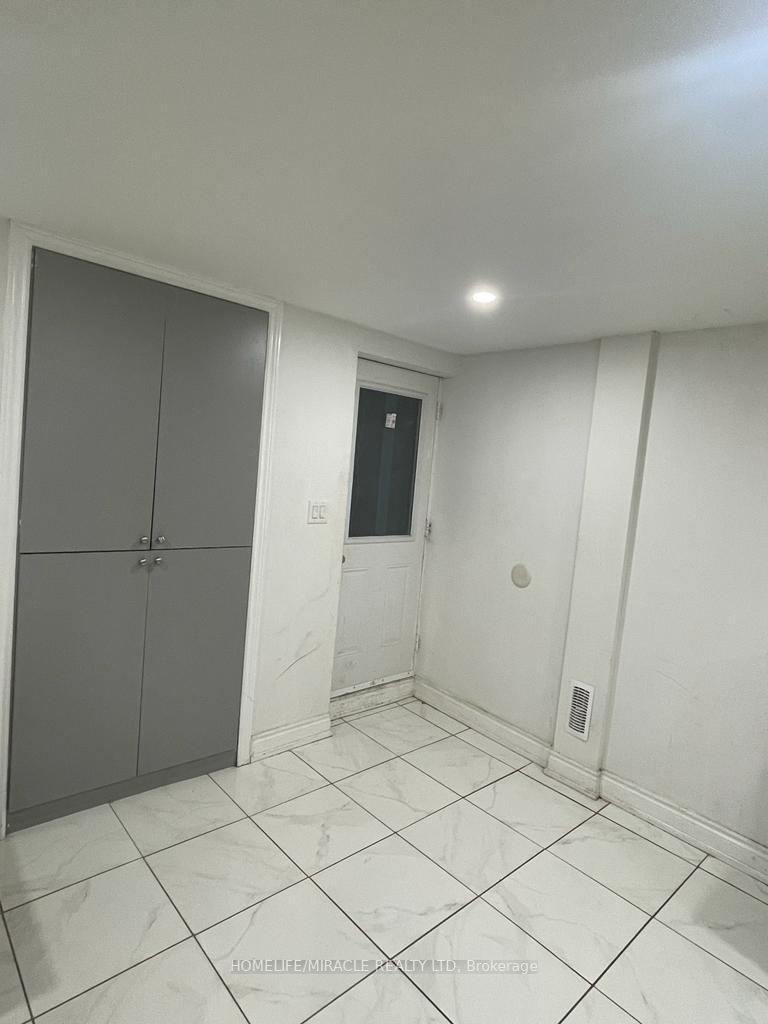 31 Midcrest Circle N