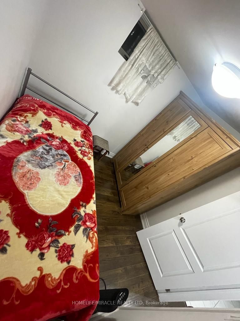 31 Midcrest Circle N