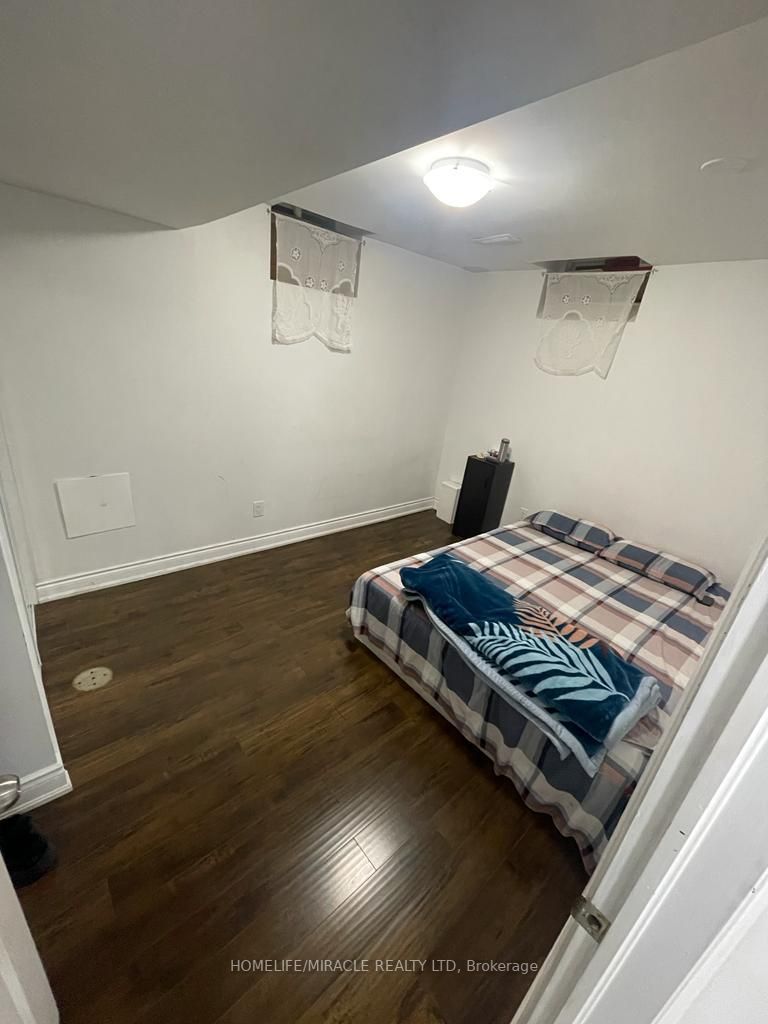 31 Midcrest Circle N