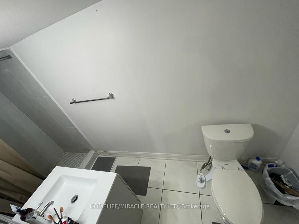31 Midcrest Circle N