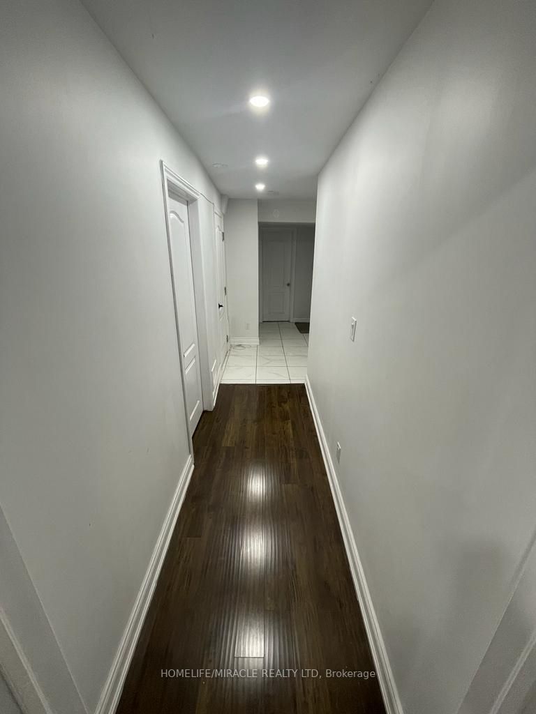 31 Midcrest Circle N