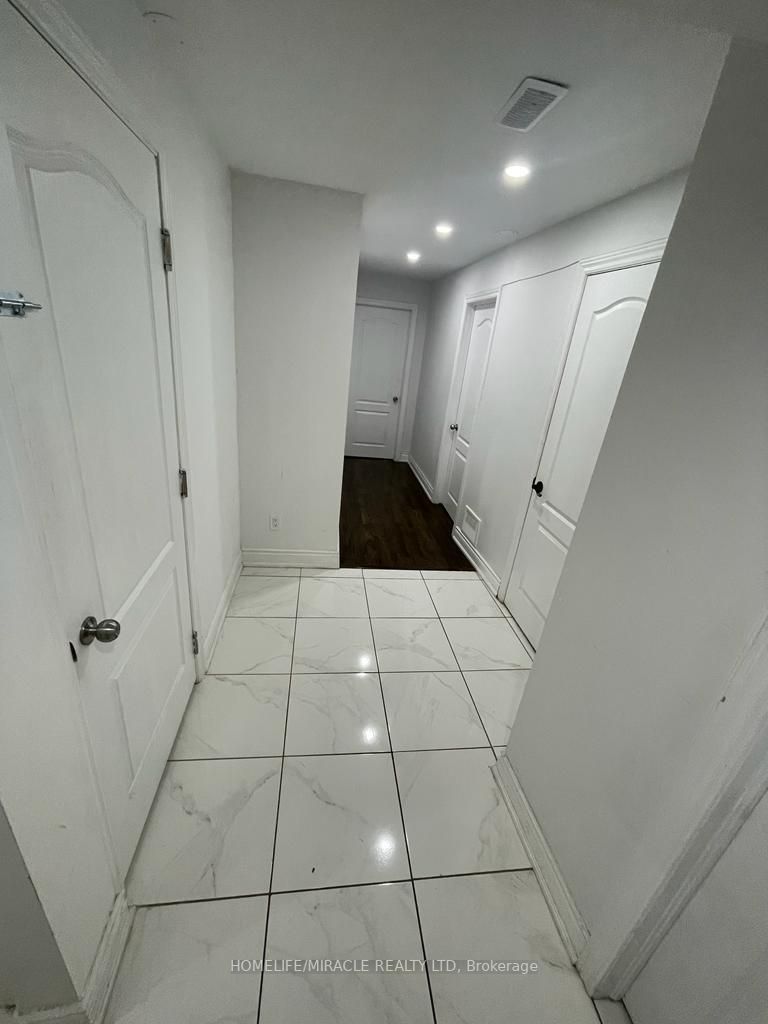 31 Midcrest Circle N