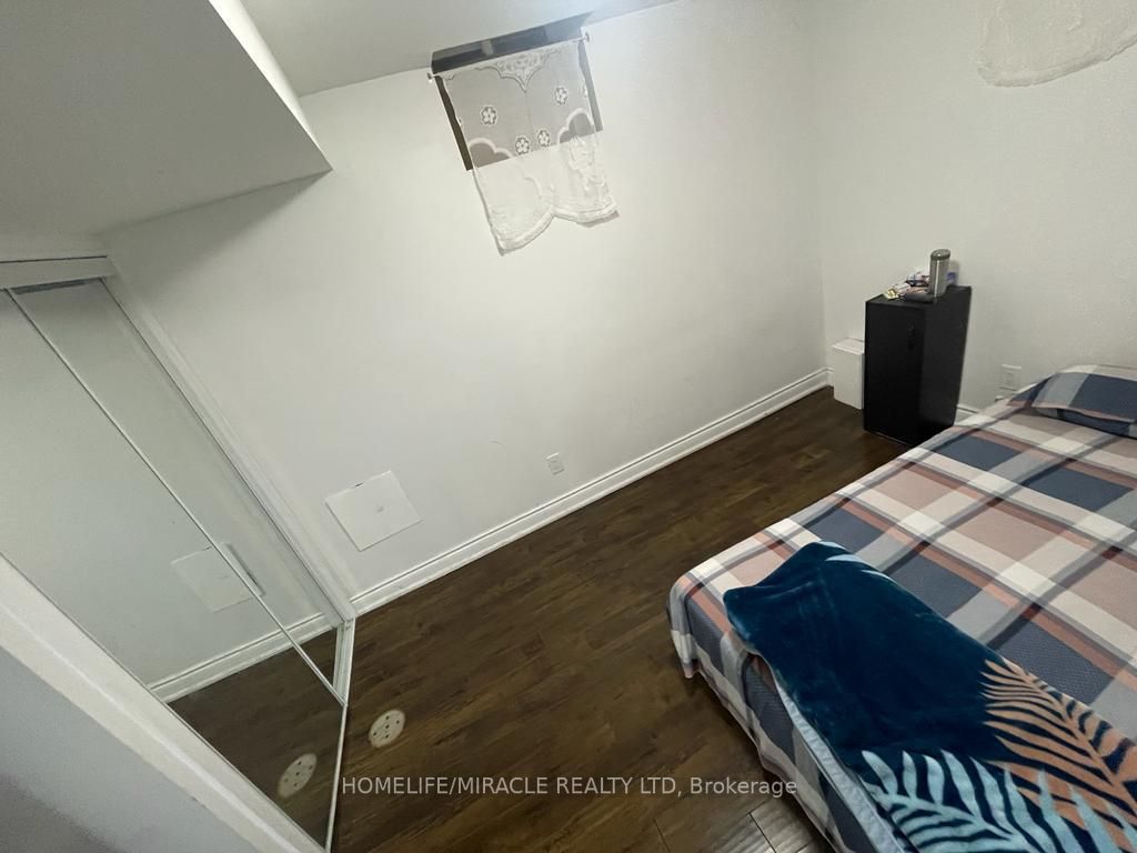 31 Midcrest Circle N