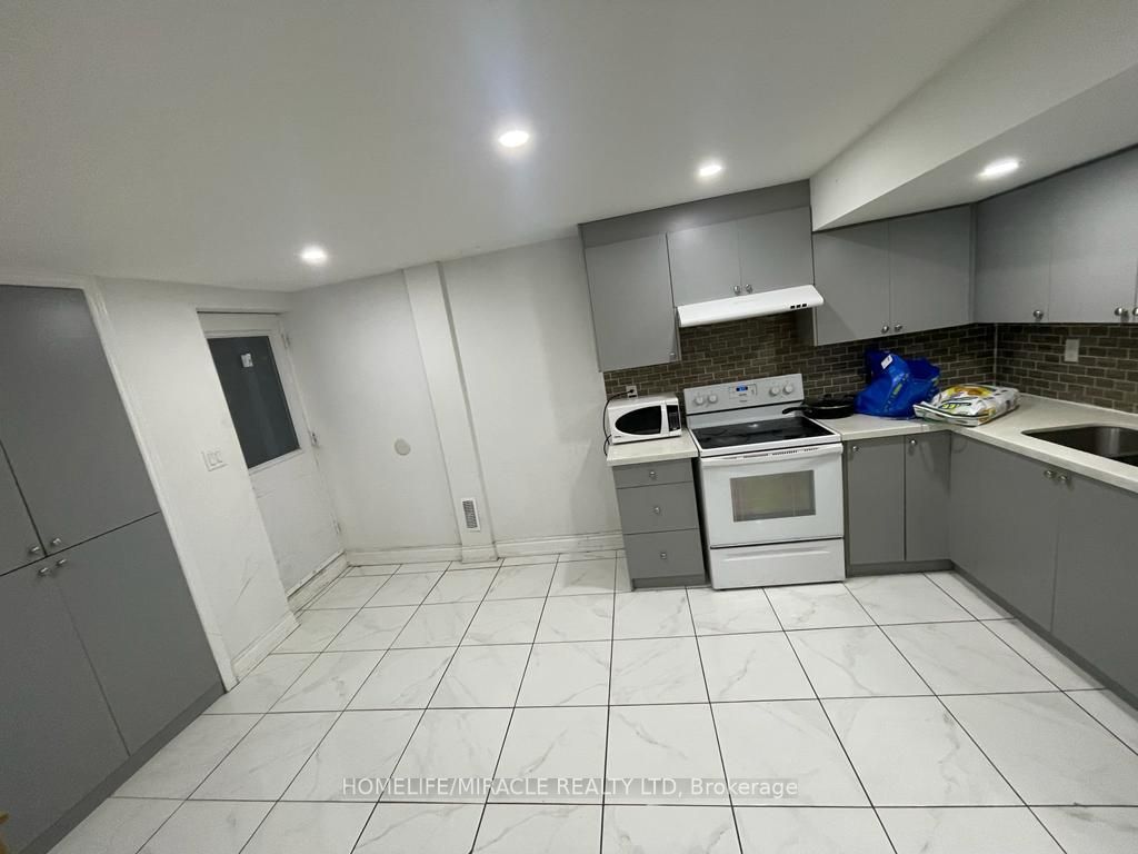 31 Midcrest Circle N