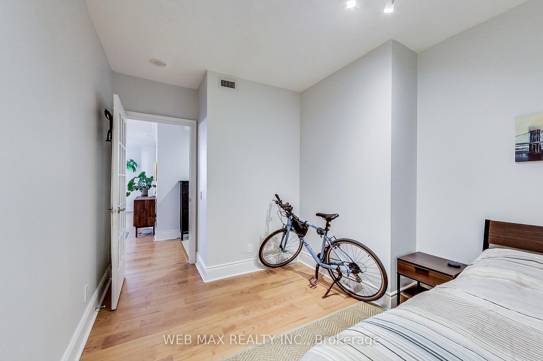 5233 Dundas St W, #2318