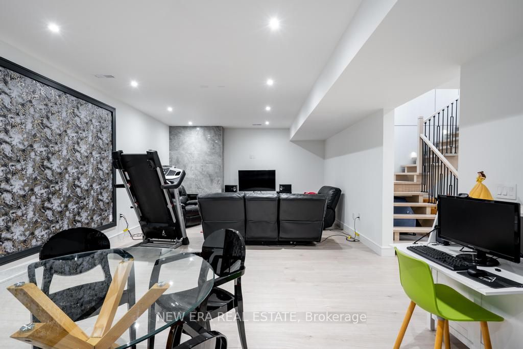 14 Edgecroft Rd