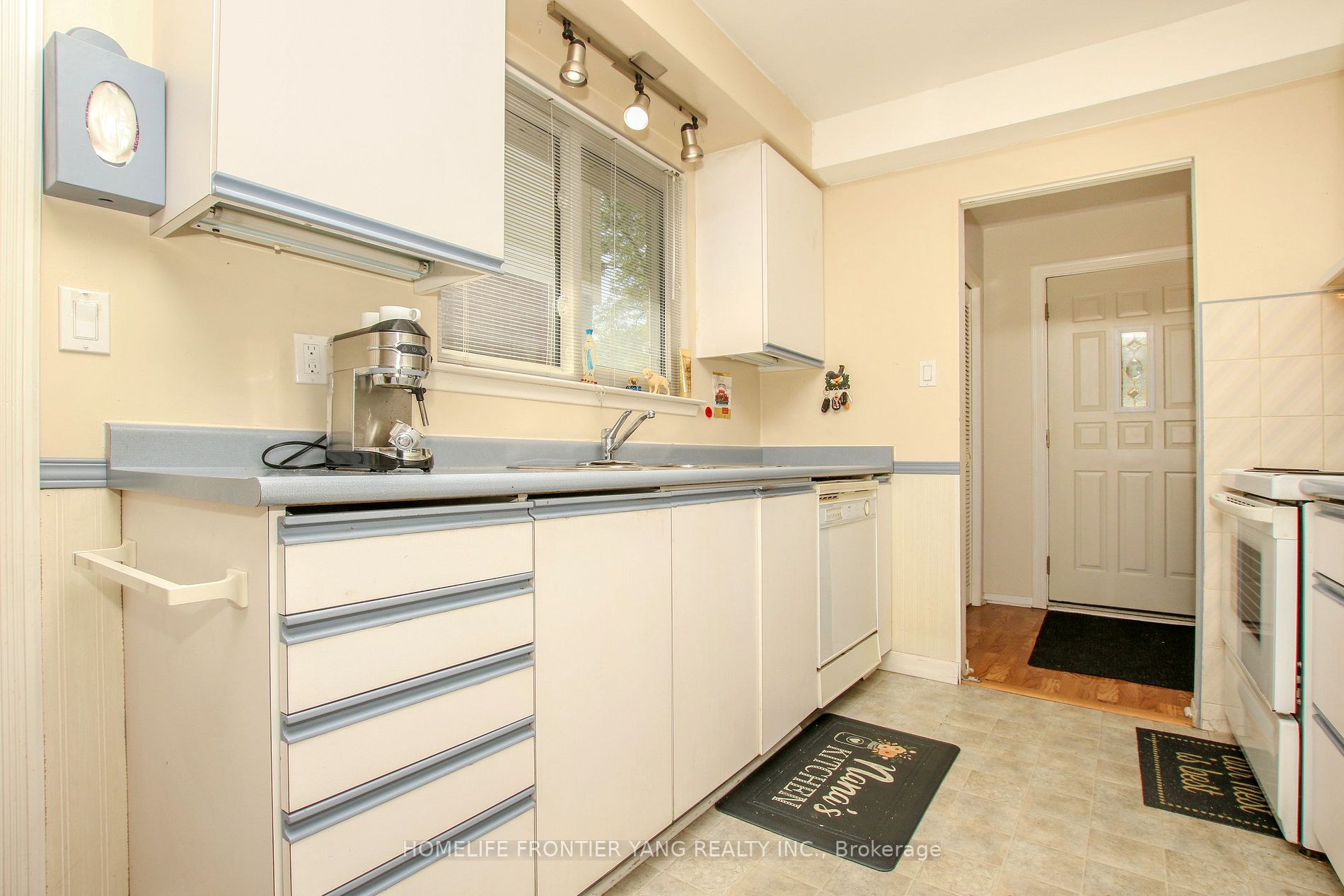 288 Centre St N