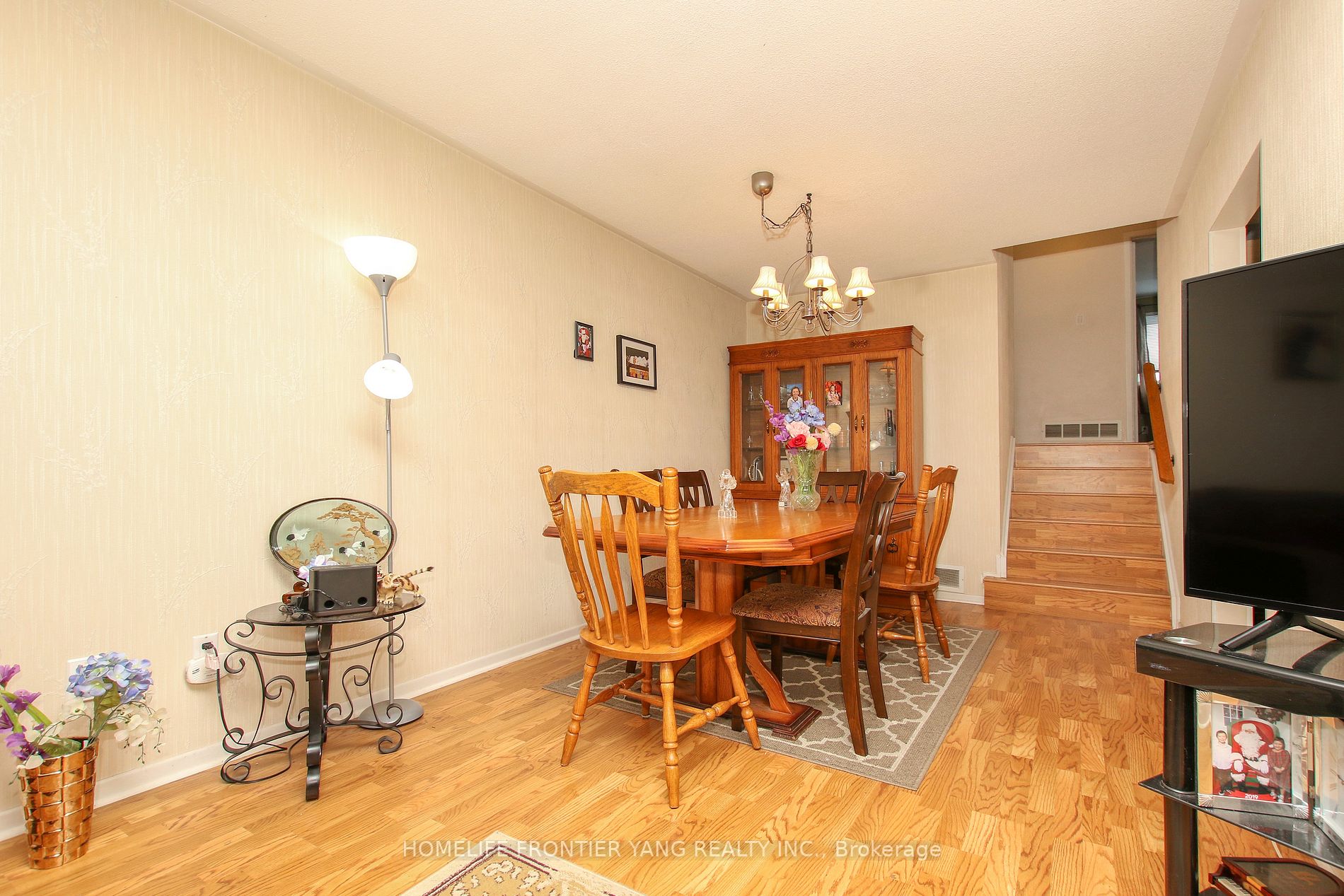 288 Centre St N