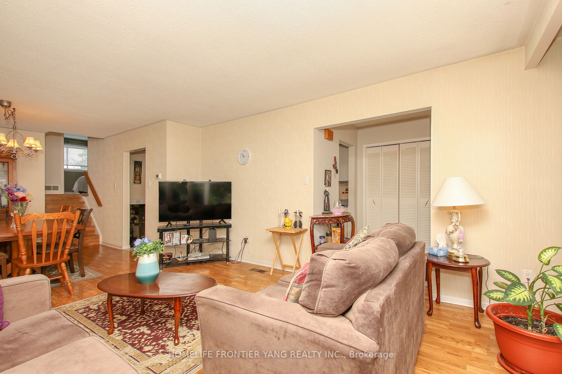 288 Centre St N