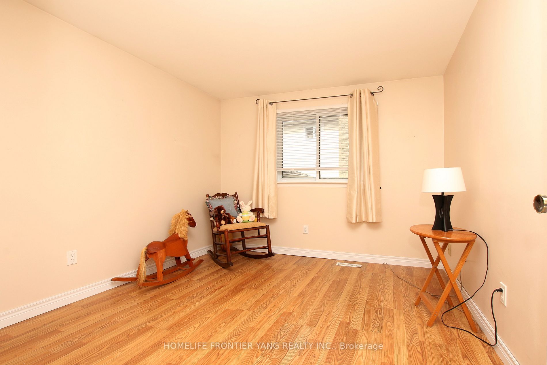288 Centre St N