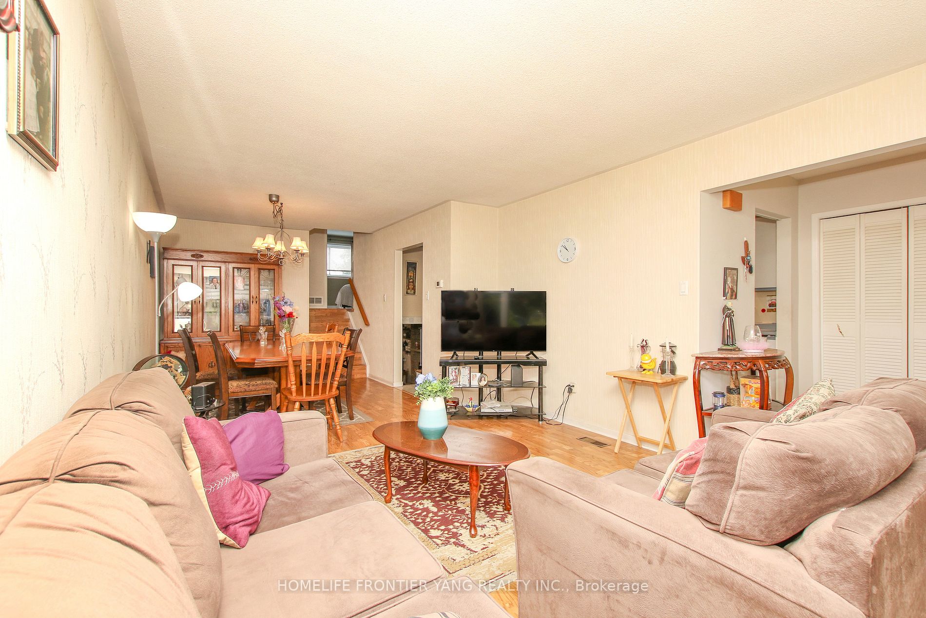 288 Centre St N