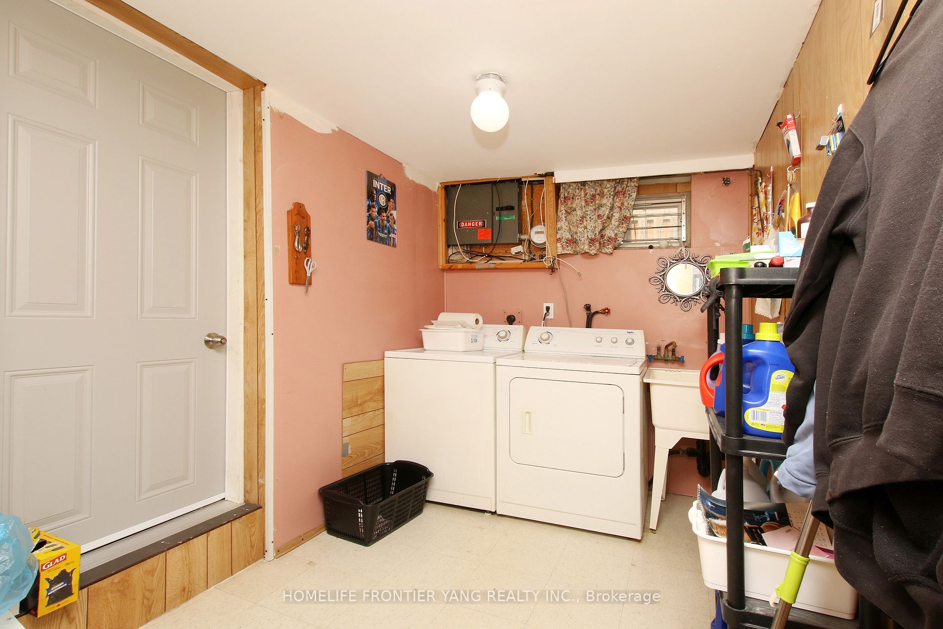 288 Centre St N