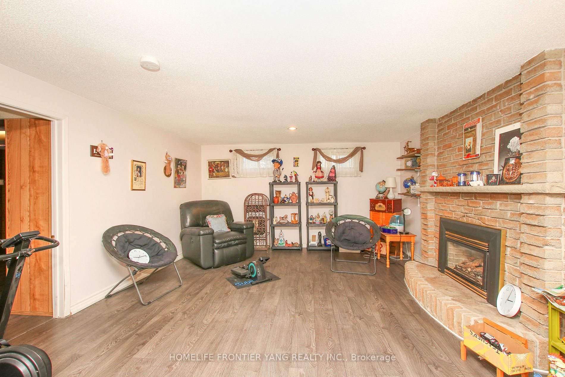 288 Centre St N