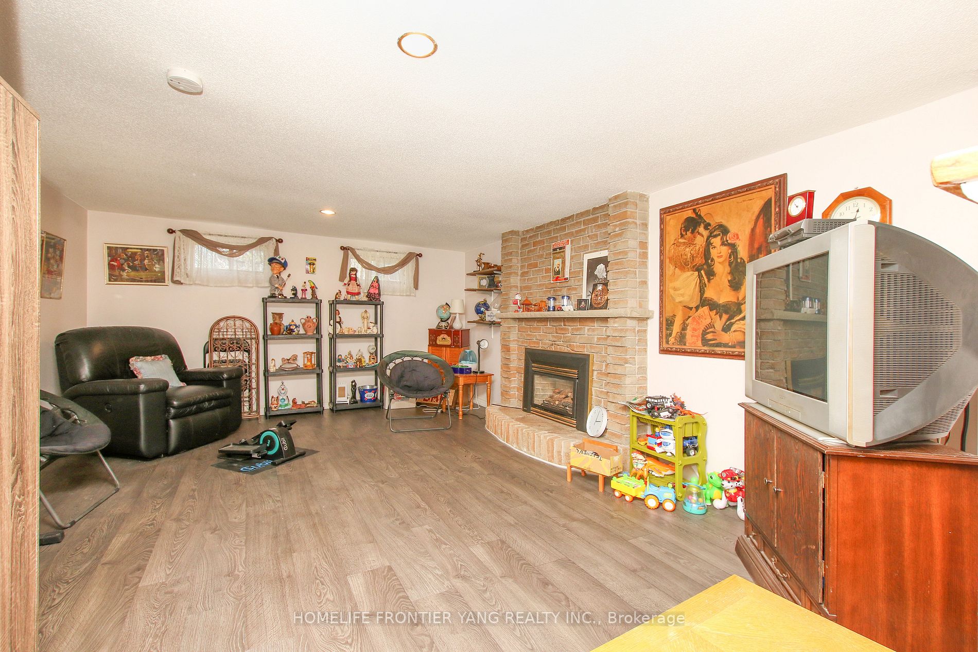 288 Centre St N
