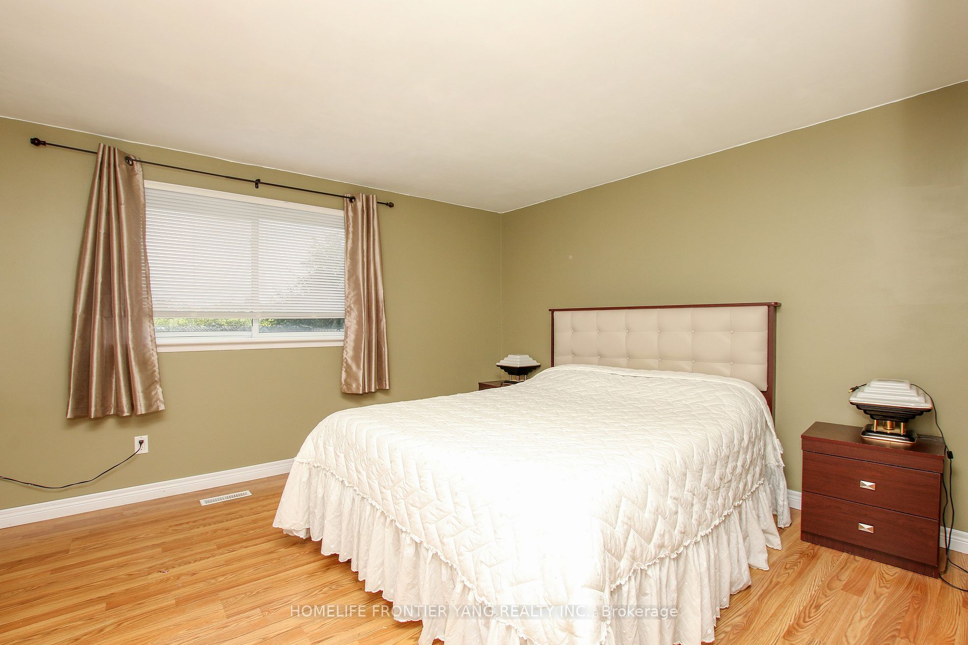 288 Centre St N