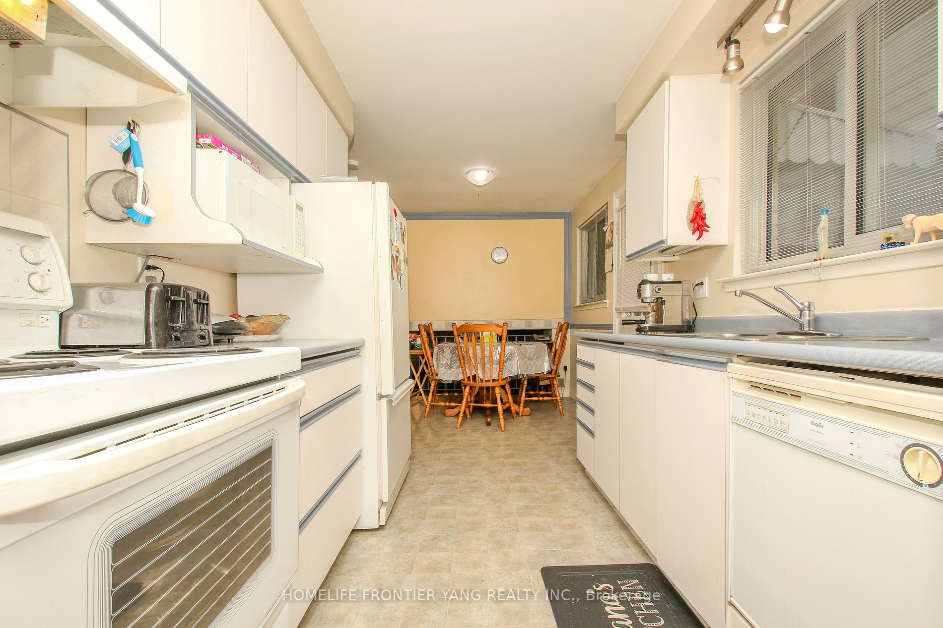 288 Centre St N