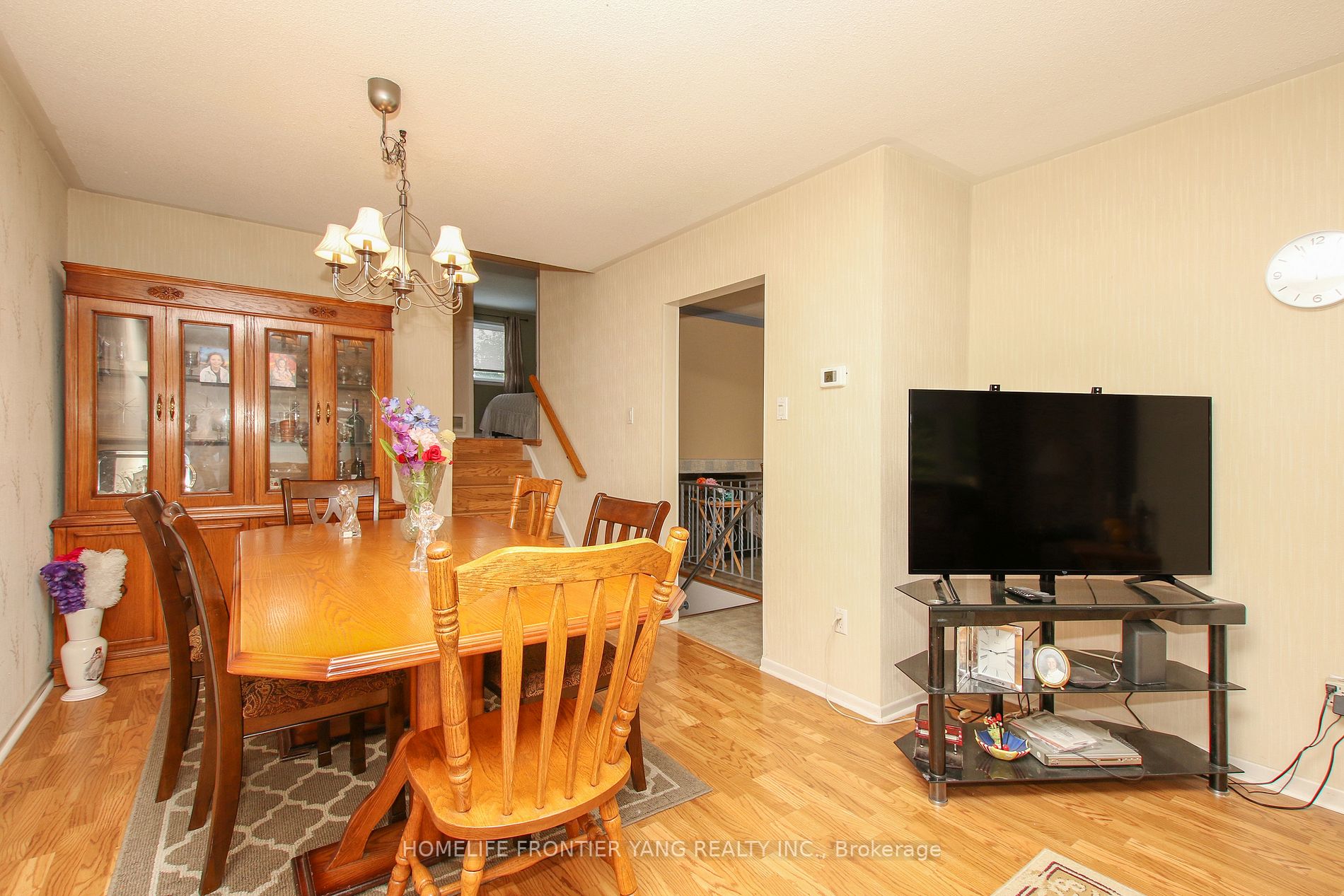 288 Centre St N
