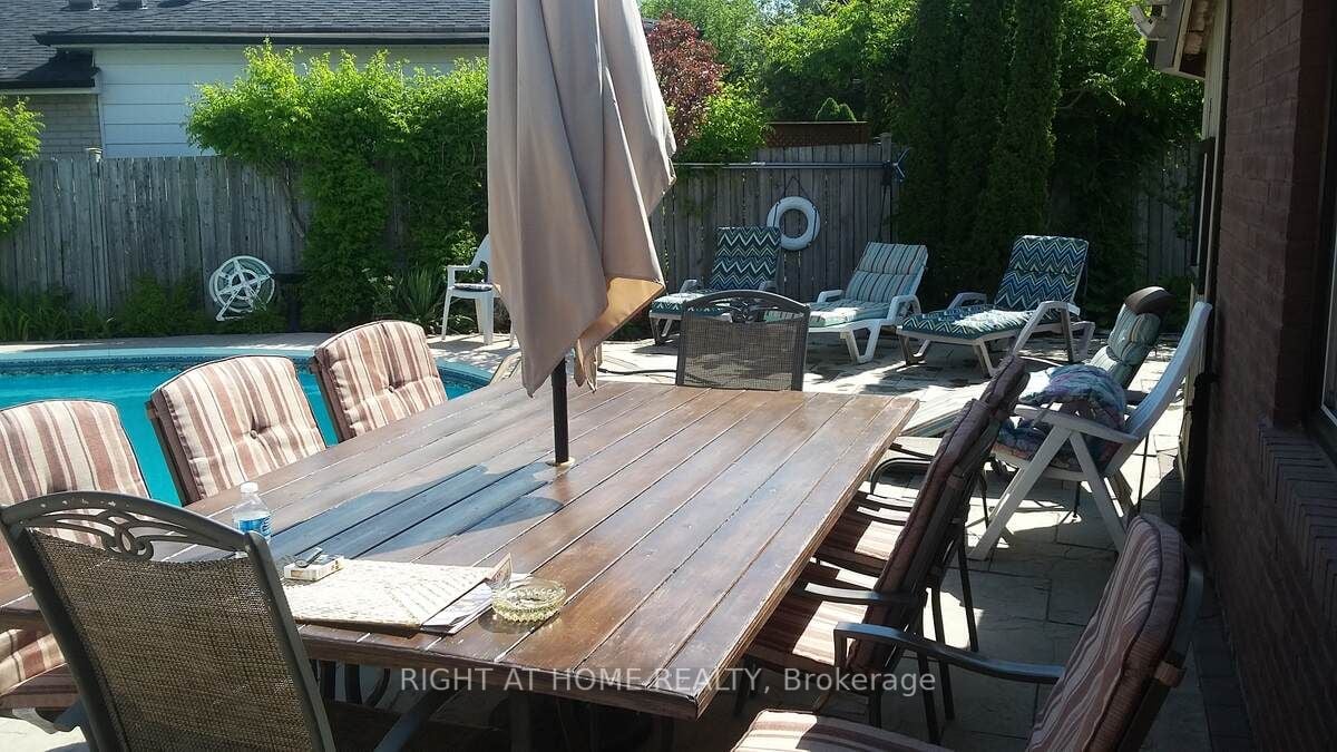 33 Deerfield Cres