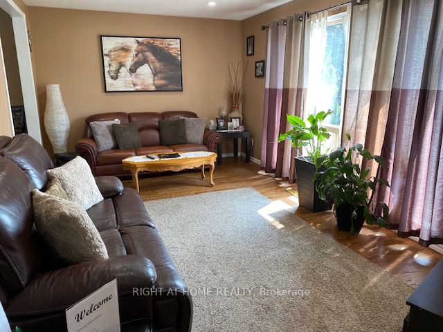 33 Deerfield Cres