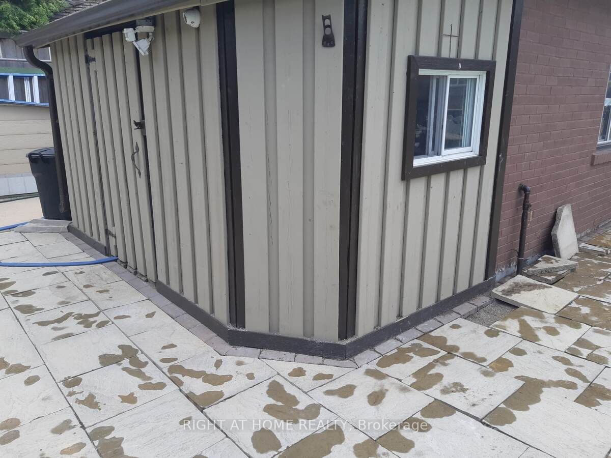 33 Deerfield Cres