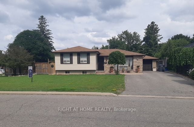 33 Deerfield Cres