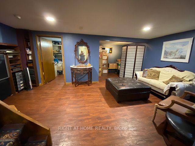 33 Deerfield Cres