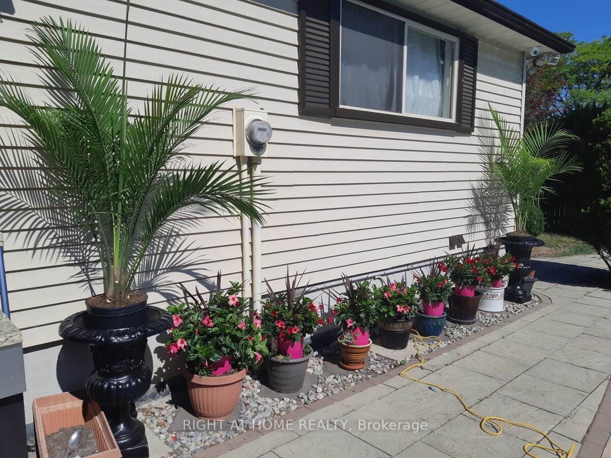 33 Deerfield Cres