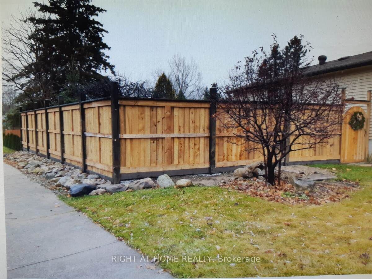 33 Deerfield Cres