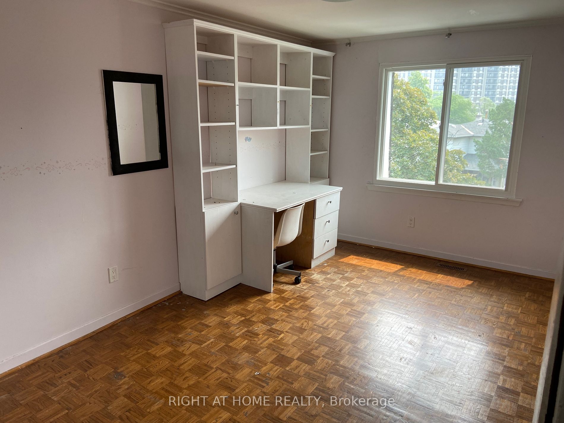 8 Van Camp Place W