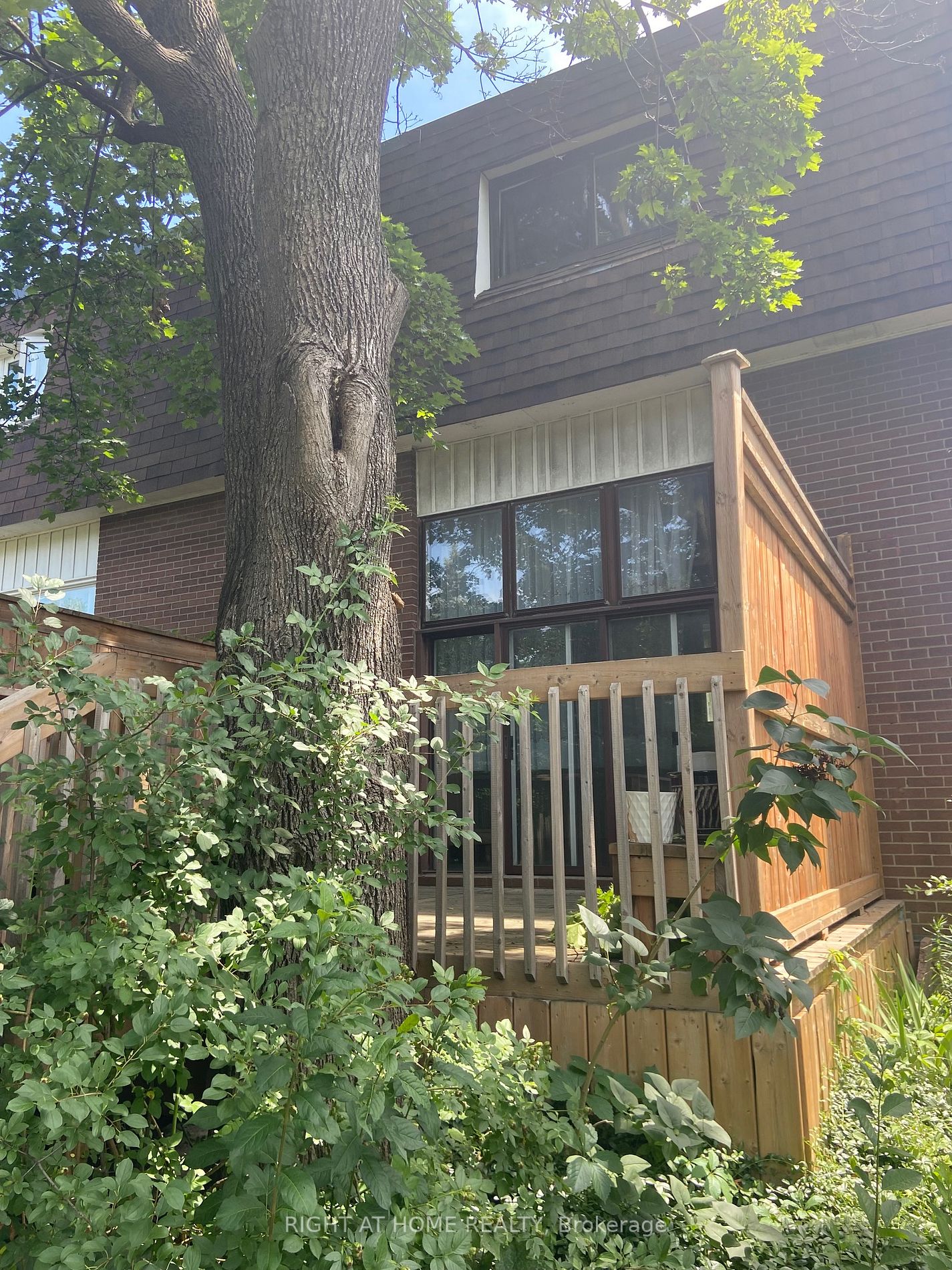 8 Van Camp Place W