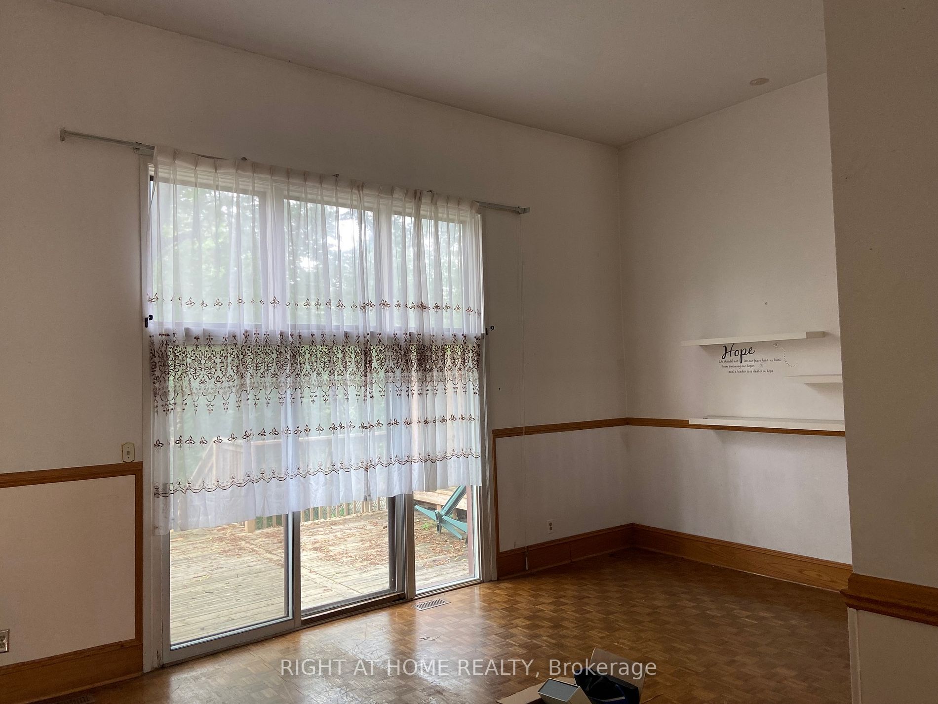 8 Van Camp Place W