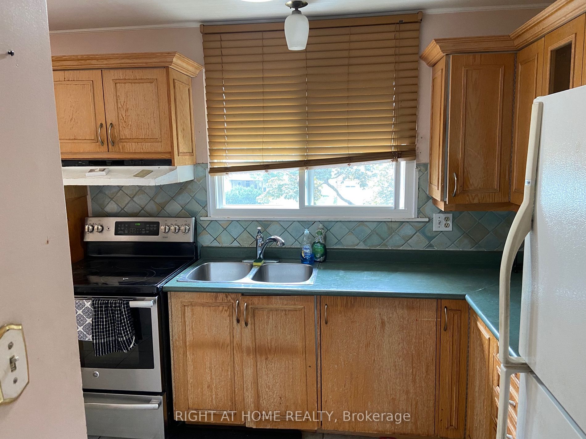 8 Van Camp Place W
