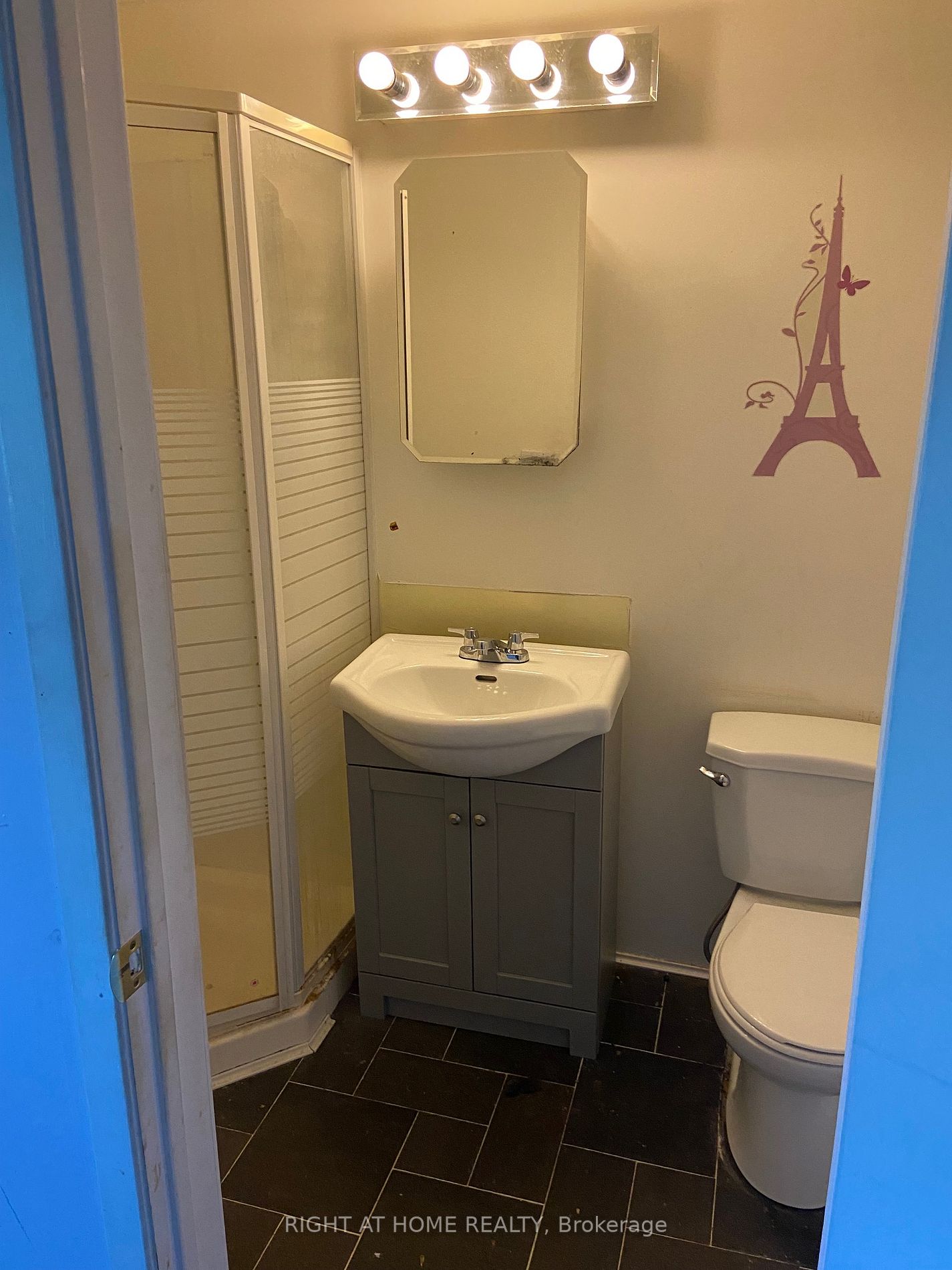 8 Van Camp Place W