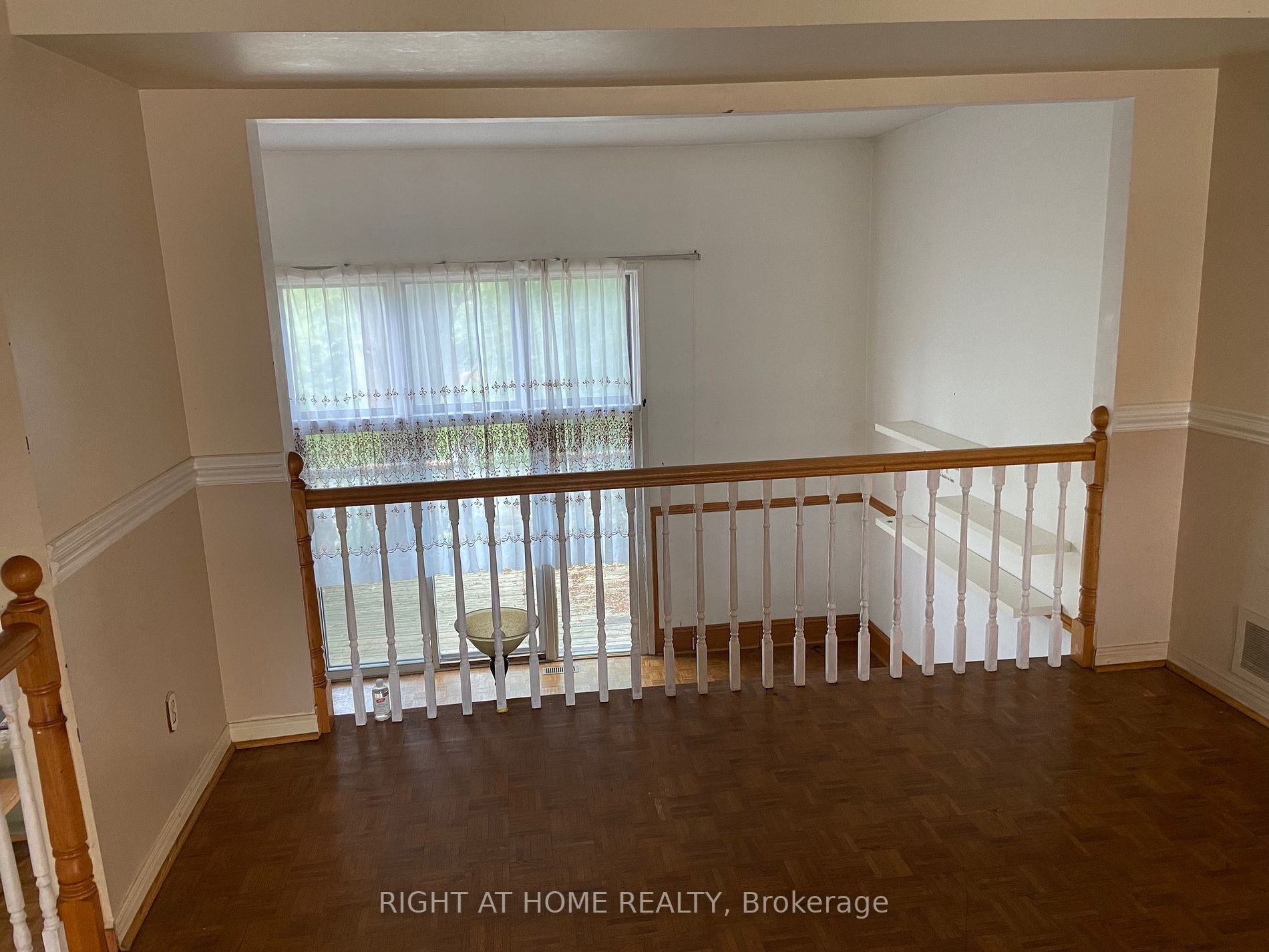 8 Van Camp Place W