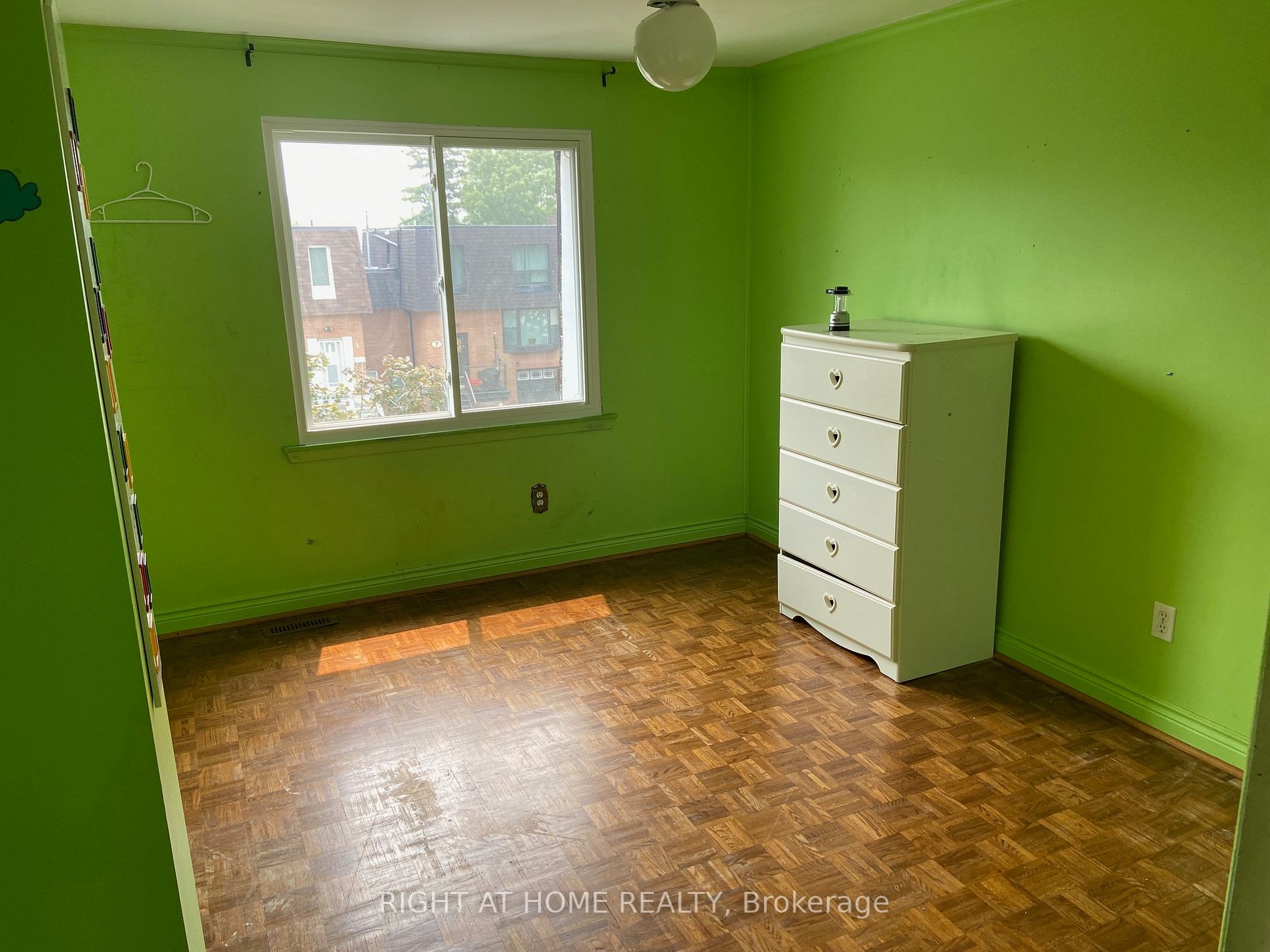 8 Van Camp Place W