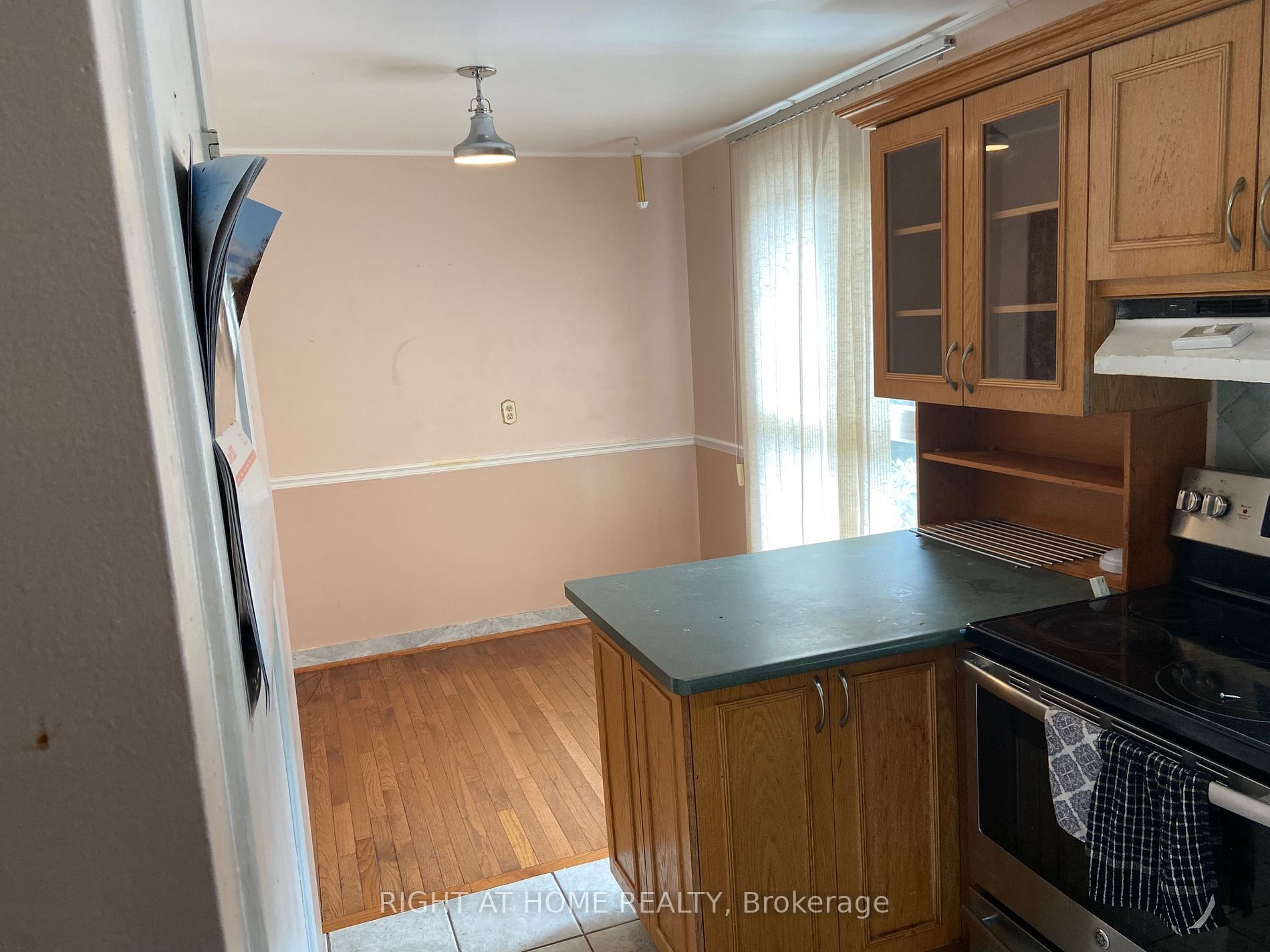 8 Van Camp Place W
