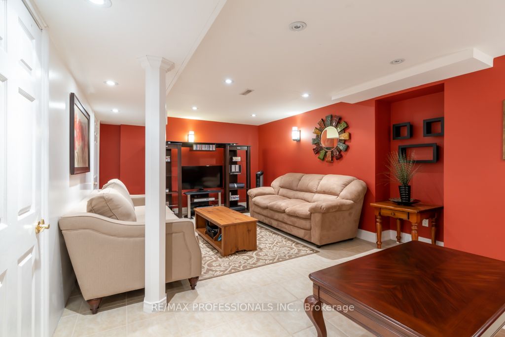 70 Dutch Cres