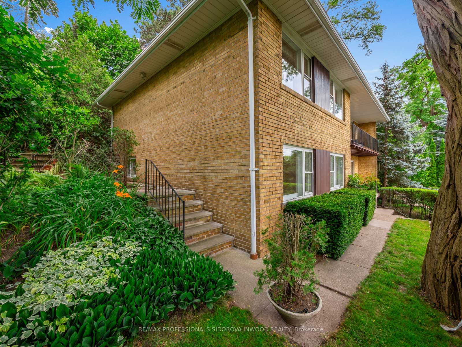 81 Ellis Ave