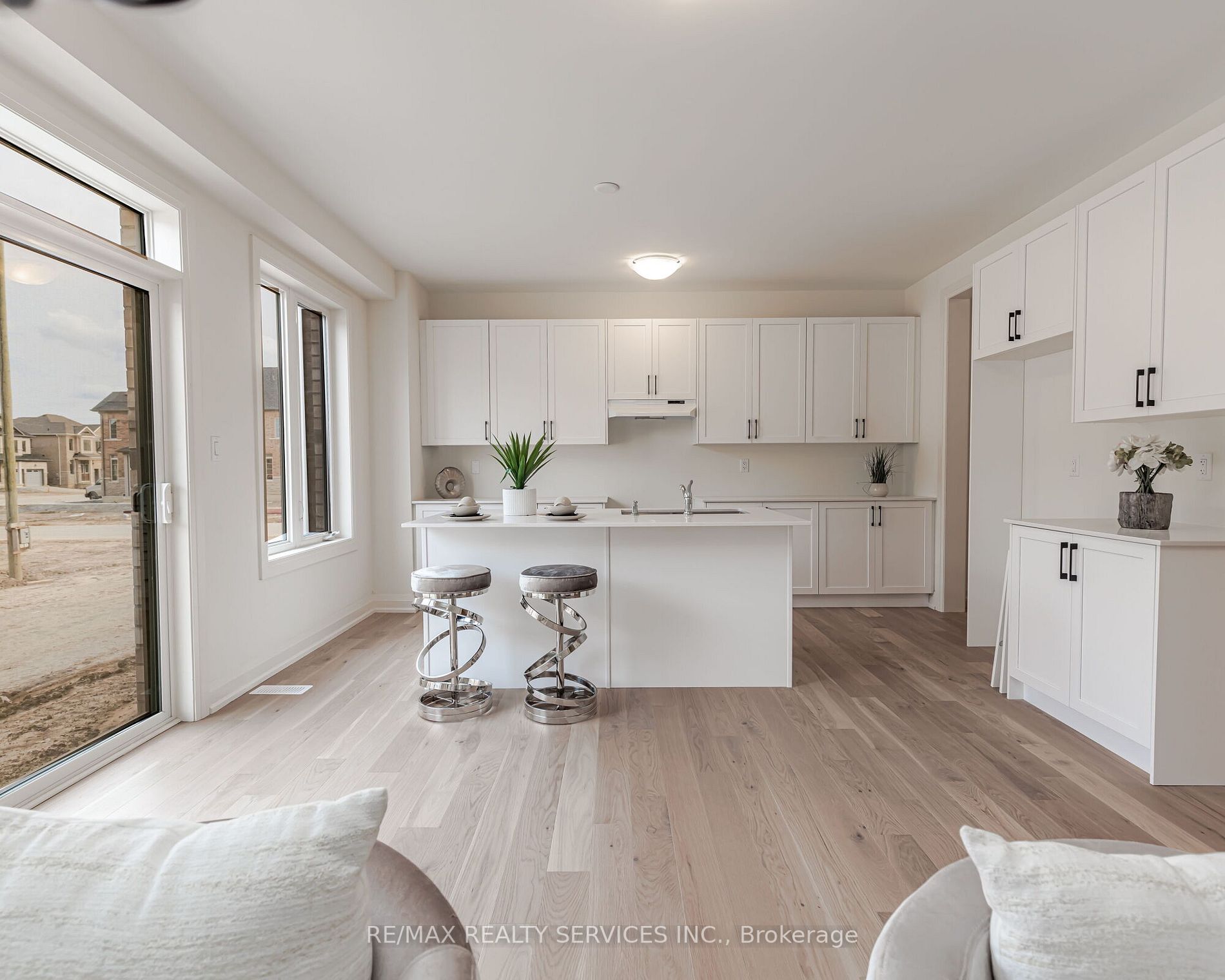 3 Eastman Dr E