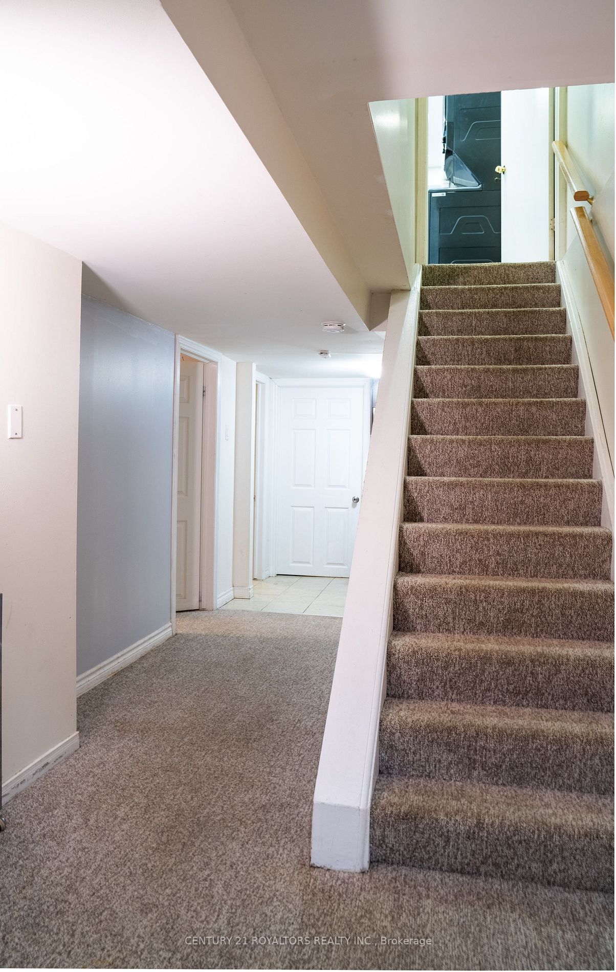 60 Dutch Cres