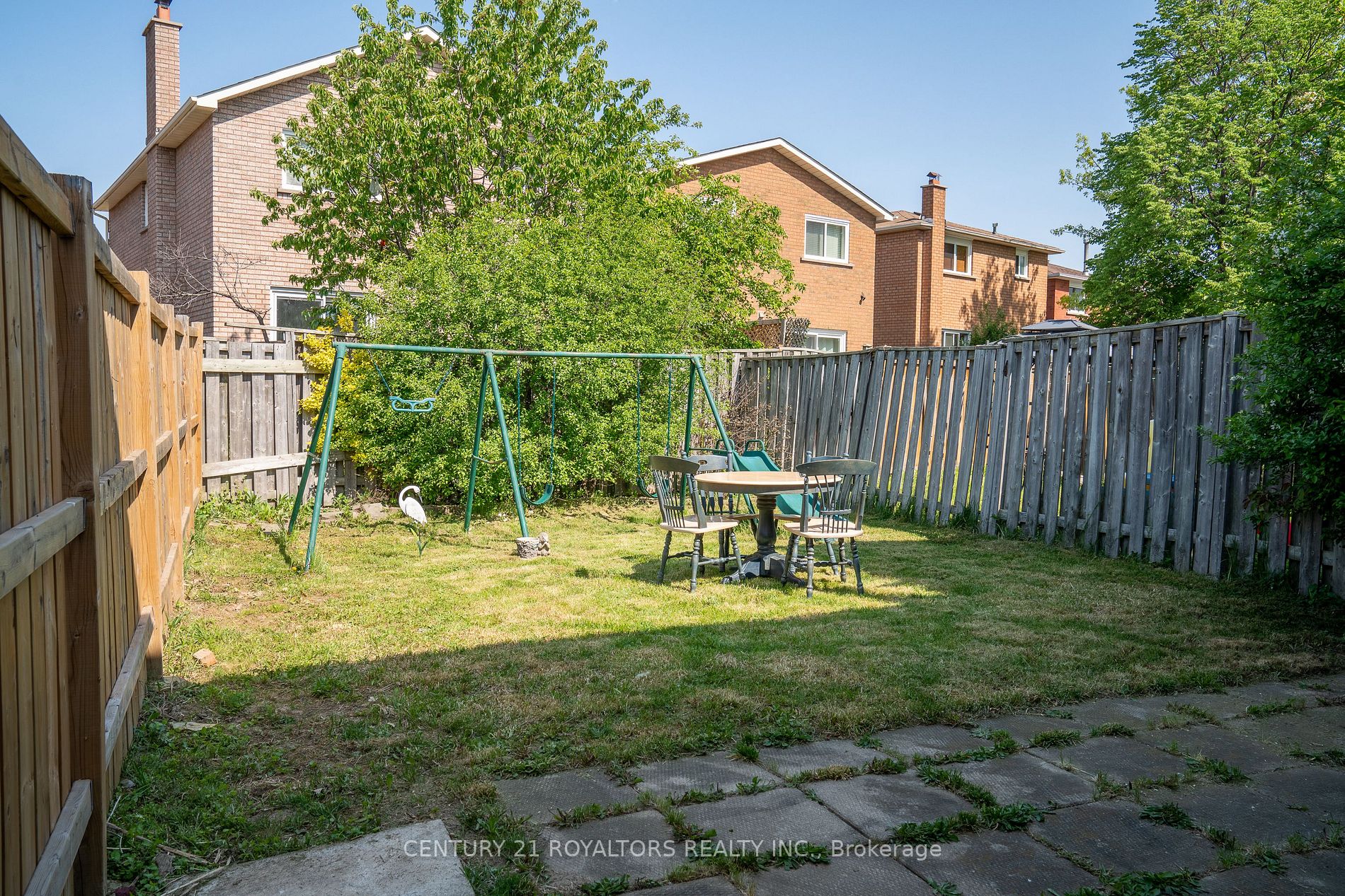 60 Dutch Cres