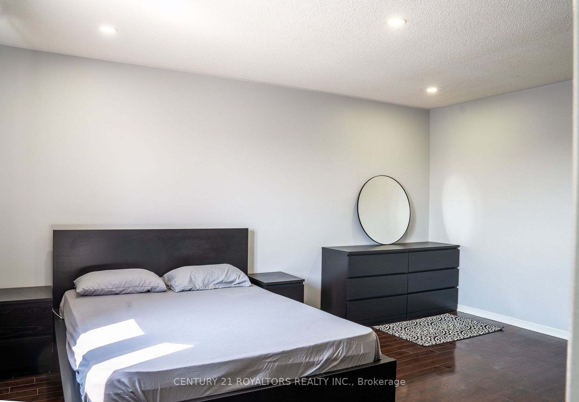 60 Dutch Cres