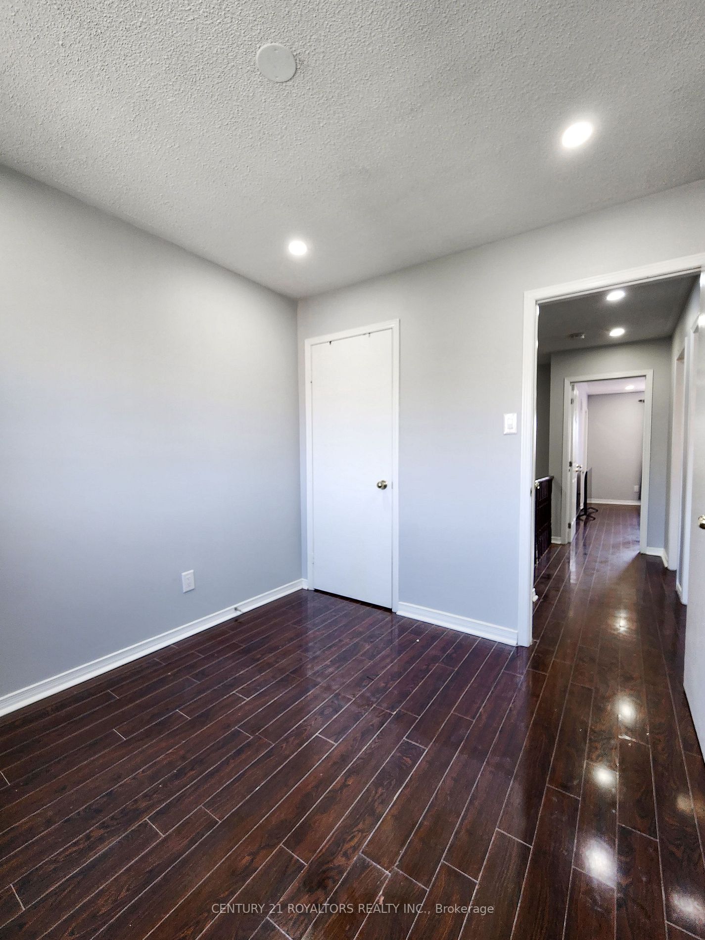 60 Dutch Cres