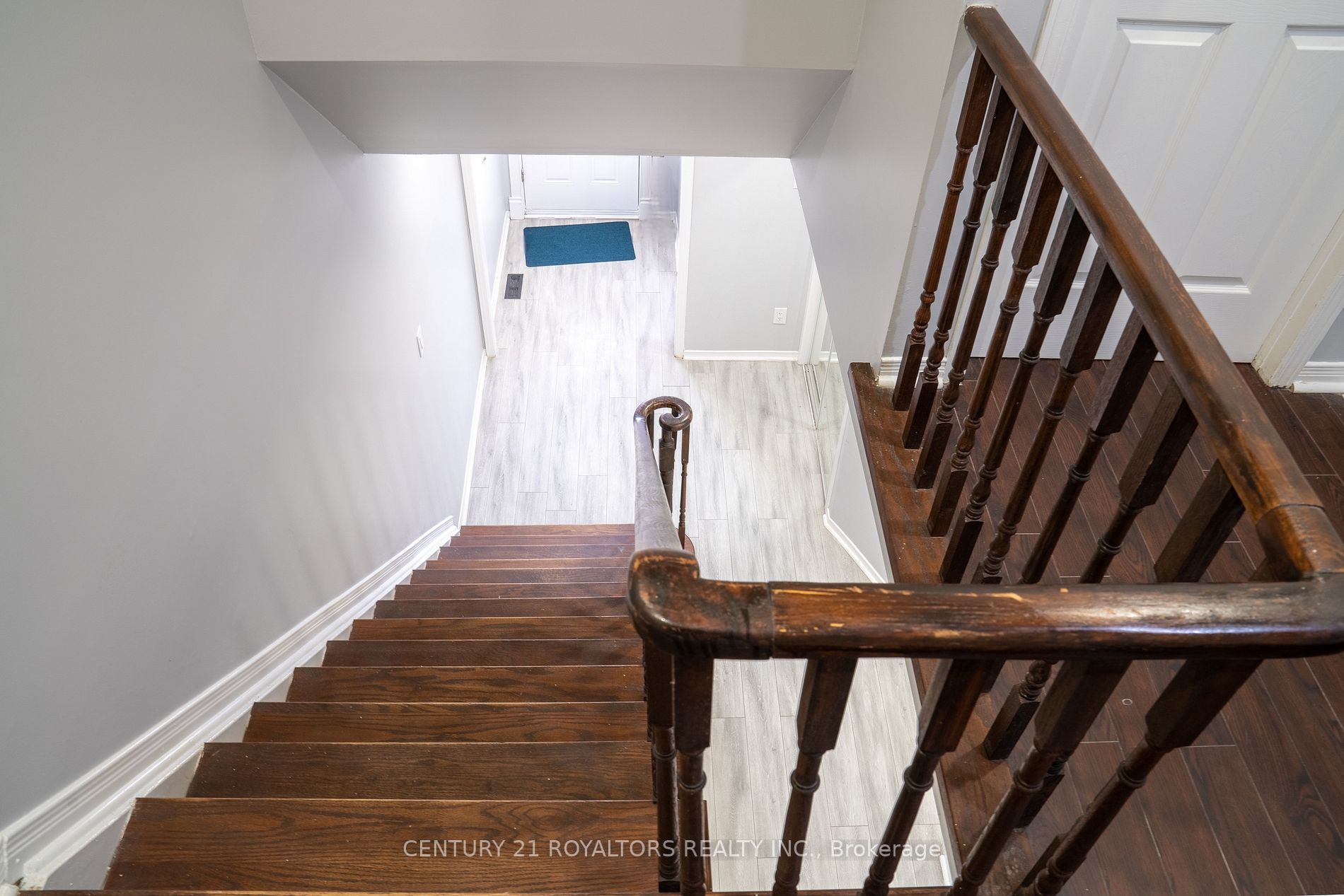 60 Dutch Cres